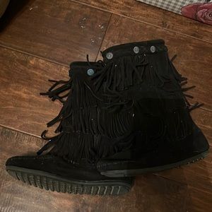 Minnetonka Sz 1 Black Fringe Boots